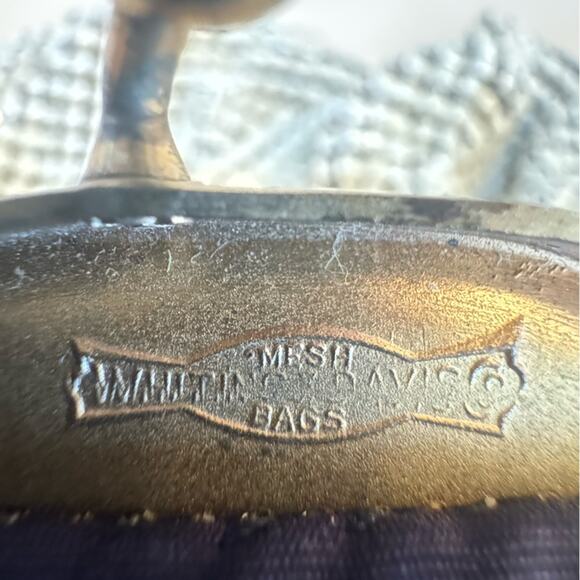 Vintage Mesh Whiting & Davis Ivory Handbag w/ Gold Kiss Lock Circa 1940’s-50’s - Picture 4 of 13